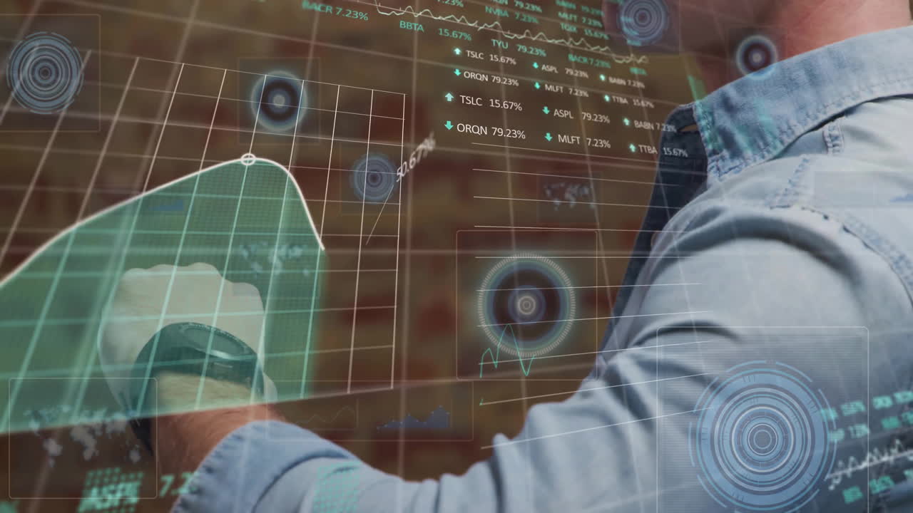 animación del mercado de valores y procesamiento de datos sobre hombre caucásico comprobando reloj inteligente
