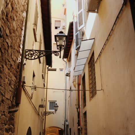 Una-Calle-Estrecha-Original-Con-Casas-Antiguas-En-El-Casco-Histórico-De-Florencia.