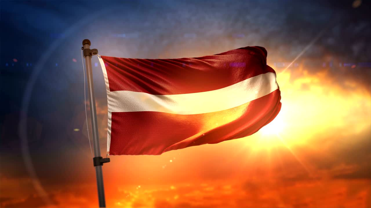 라트비아의 발은 아름다운 해가 뜨는 순환 속도 느린 동작 4k에서 백라이트됩니다.