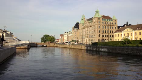 Casco-Antiguo-De-Malmo-Desde-Cerca-De-La-Estación-De-Tren-Mirando-A-Través-De-Un-Canal-En-El-Paisaje-Urbano-Histórico