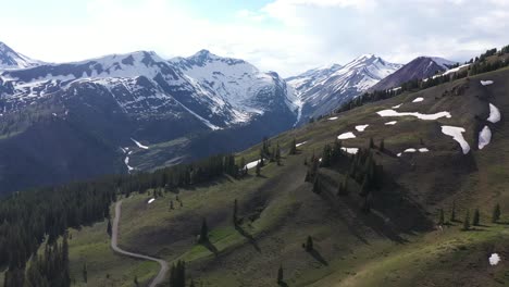 Eine-Luftaufnahme-Von-Abgelegenen-Bergstraßen-Und-Wald-In-Colorado-Entlang-Der-Kontinentalen-Scheide