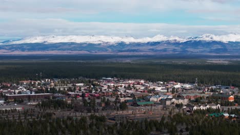 Wunderschöne-Drohnenaufnahme-Von-West-Yellowstone-Mit-Bergen-Im-Hintergrund