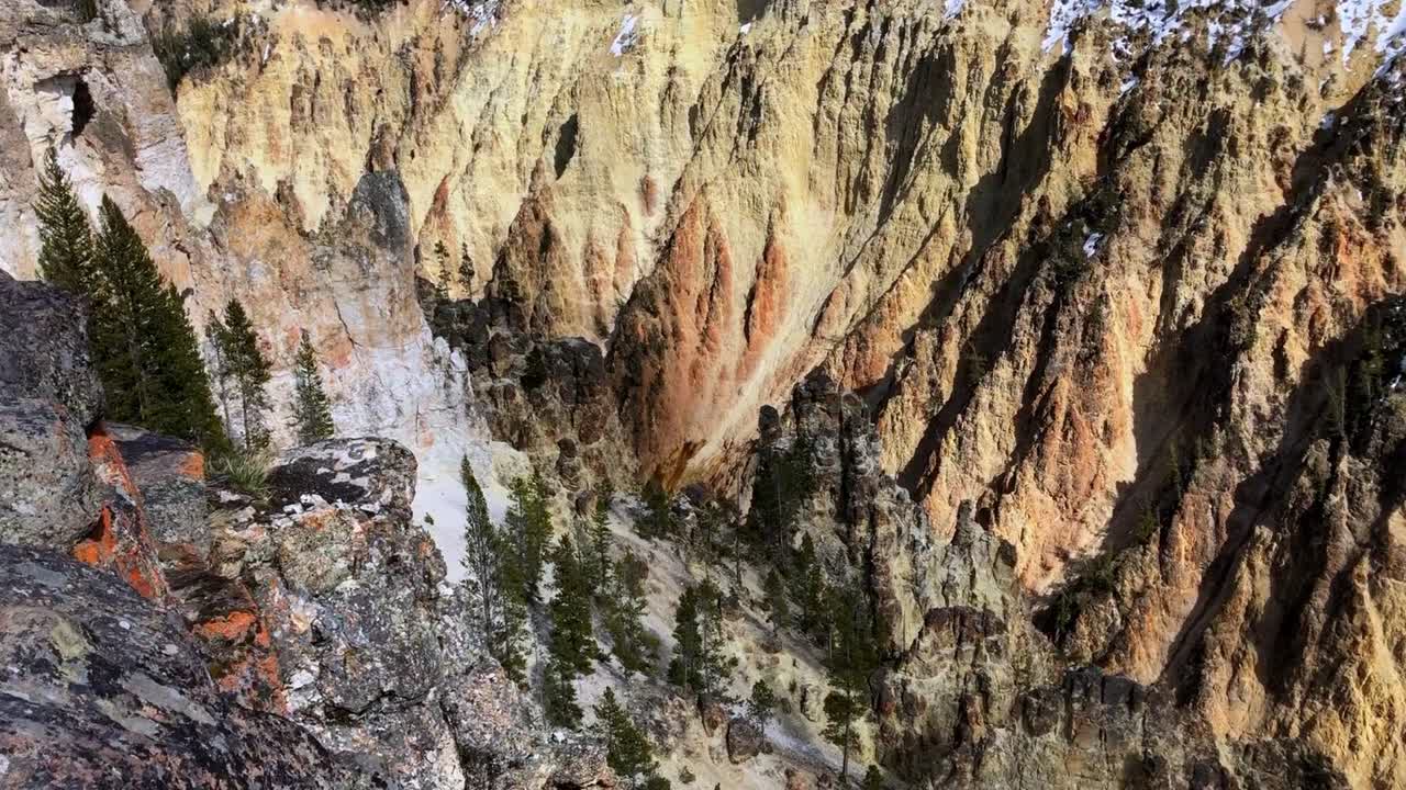 hermoso cañón en el parque nacional de yellowstone en un día soleado en la primavera