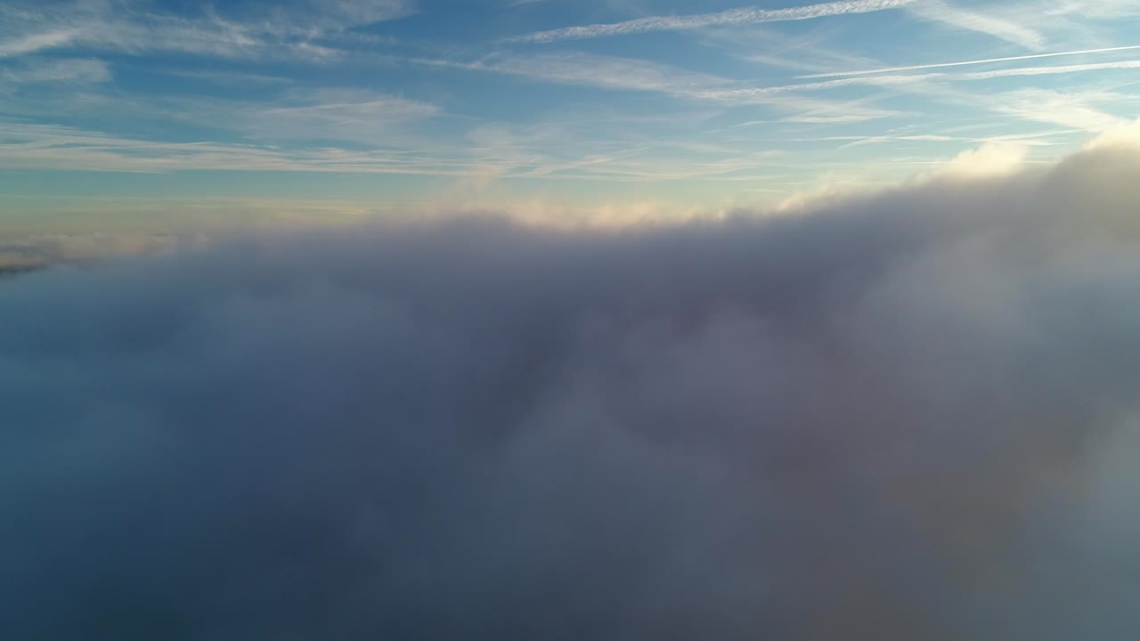 vuelo de un avión no tripulado sobre un paisaje nublado en movimiento