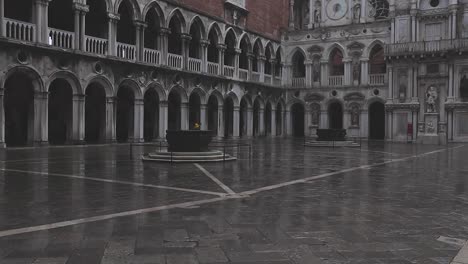 Amplia-Toma-En-Cámara-Lenta-Para-El-Patio-Del-Palacio-Ducal-Vacío-De-Venecia-En-Un-Día-Lluvioso-Y-Nublado