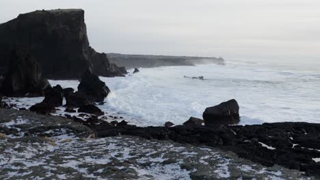 Gran-Acantilado-Paisaje-Costero-De-Islandia-Con-Tierra-Volcánica-Escarpada,-Olas-Rompiendo-En-La-Orilla