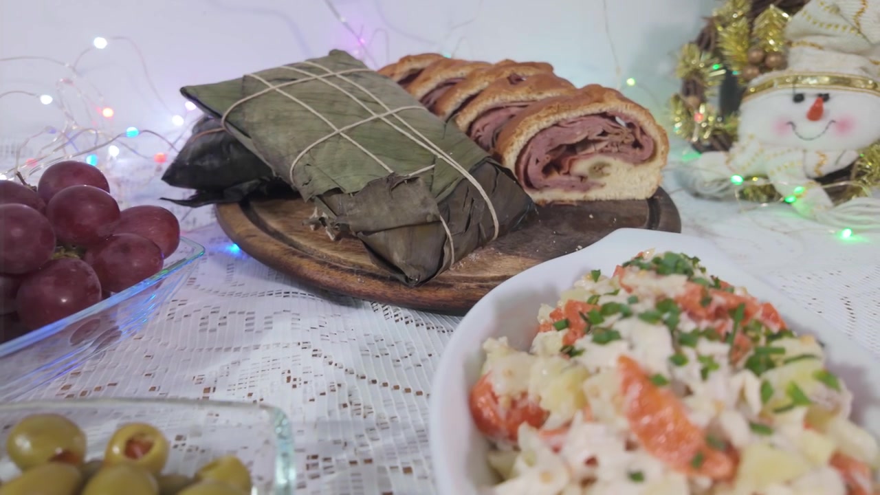 Tavola imbandita a festa con hallacas, pande jamón, uva e olive, cibo tradizionale venezuelano