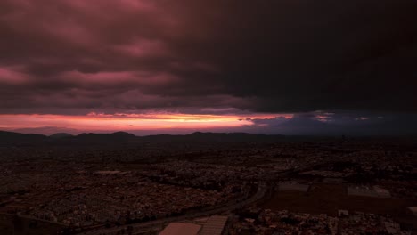 Hiperlapso-De-Una-Tormenta-Cayendo-Sobre-La-Ciudad-De-Puebla-En-México