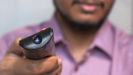 persona con un control remoto de la televisión
