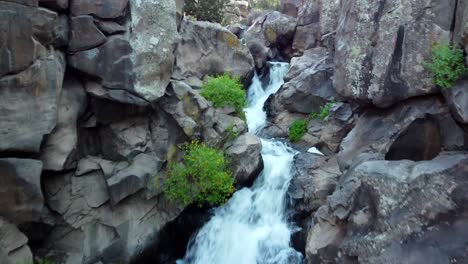 cascada tallada en el cañón del norte de arizona