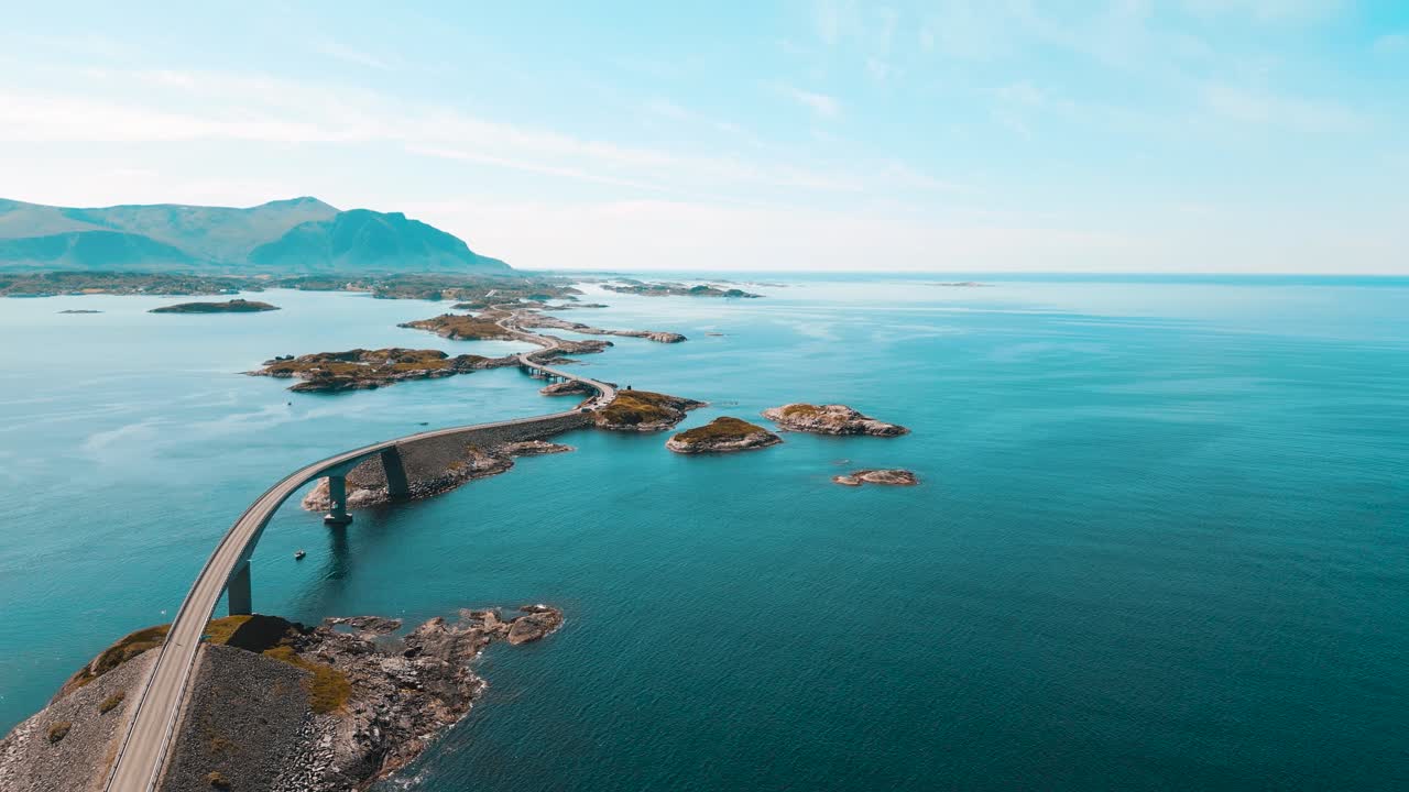 아름다운  ⁇ 빛의 거대한 바다 한가운데에 대서양 도로의 놀라운 파노라마