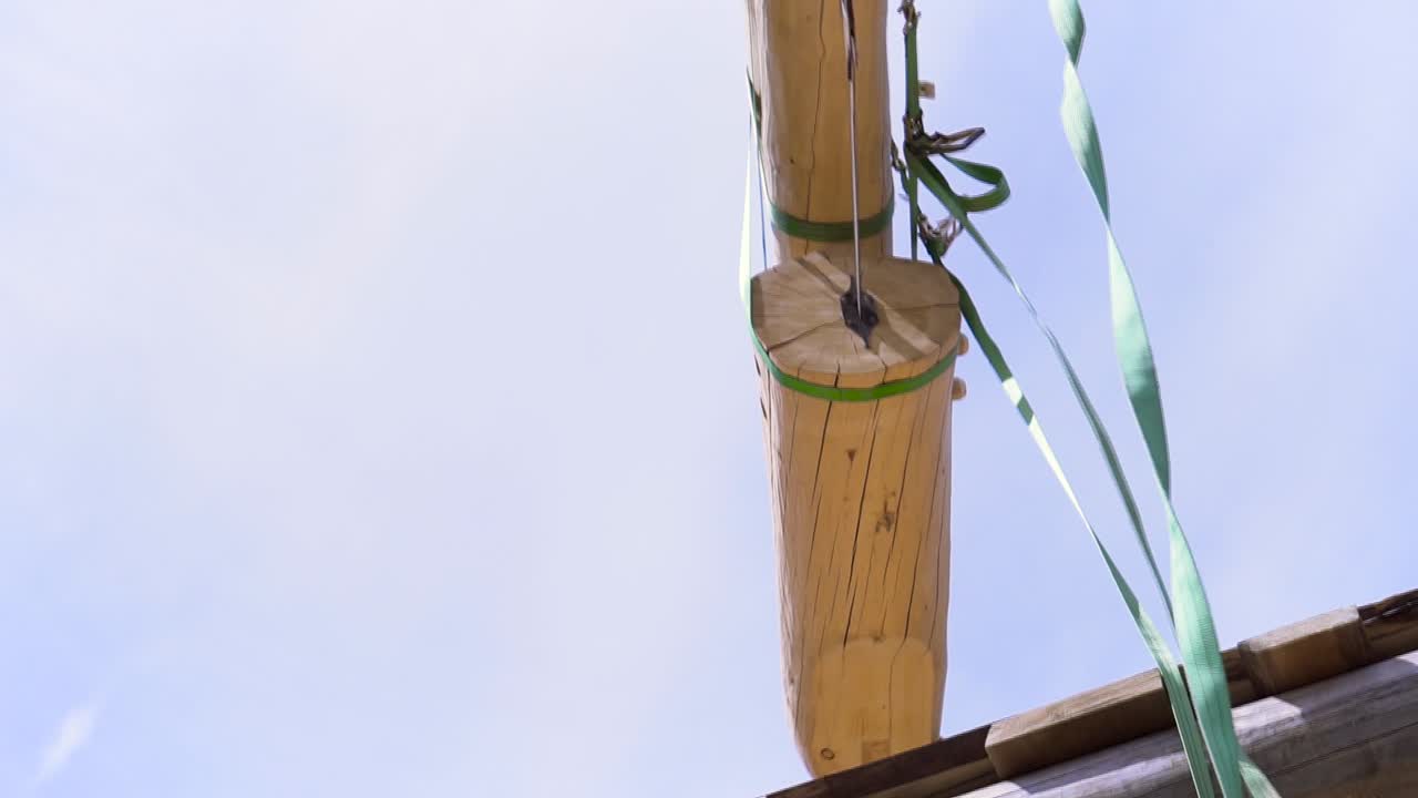 나무 기둥 설치, 줄무 및 크레인