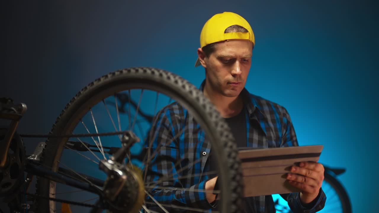el hombre calcula el precio de la reparación de la bicicleta.