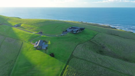 Landschaftsansicht-Des-Landzunge-Hauses-Auf-Einem-Hügel-An-Einer-Klippe,-Land,-Grundstück,-Bauernhof-In-Der-Stadt-Gerringong,-Kiama,-Architektur,-Südküste,-Reisen,-Tourismus,-Australien