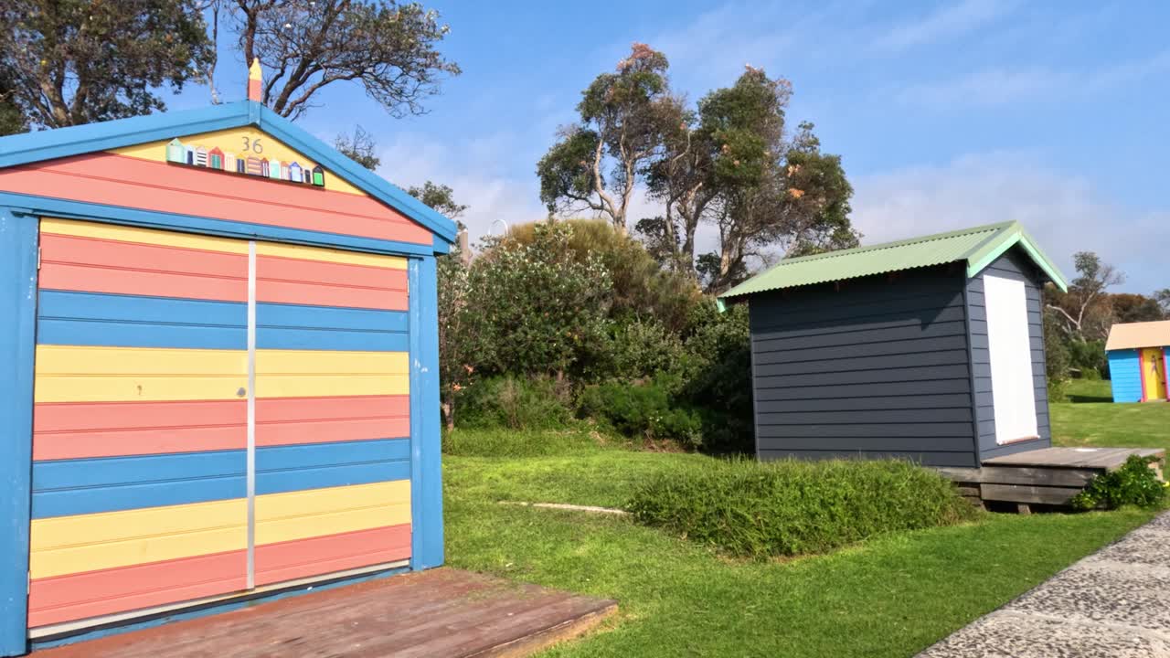 cajas de playa y vista al océano en la península de mornington
