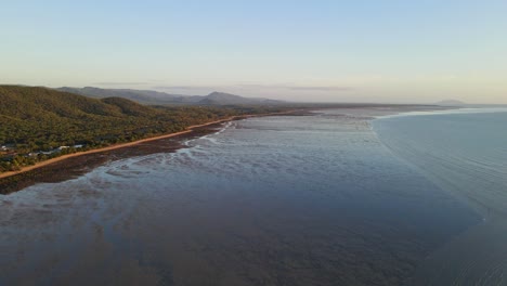 Franja-Costera-A-La-Orilla-Del-Mar-De-Clairview-Beach-En-La-Región-De-Isaac,-Qld,-Australia