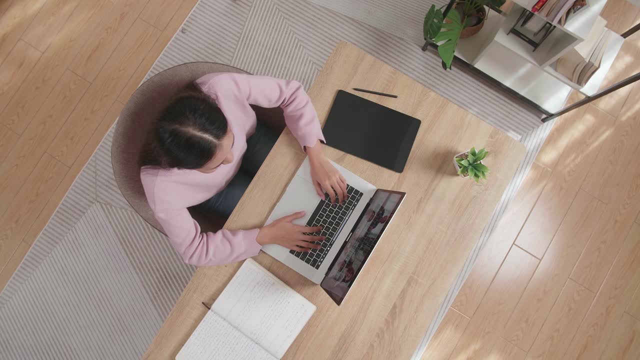 위 뷰  아웃 은 집에서 노트북에서 회의를 하는 나무에 앉아 손을 흔들고 있는 여성의