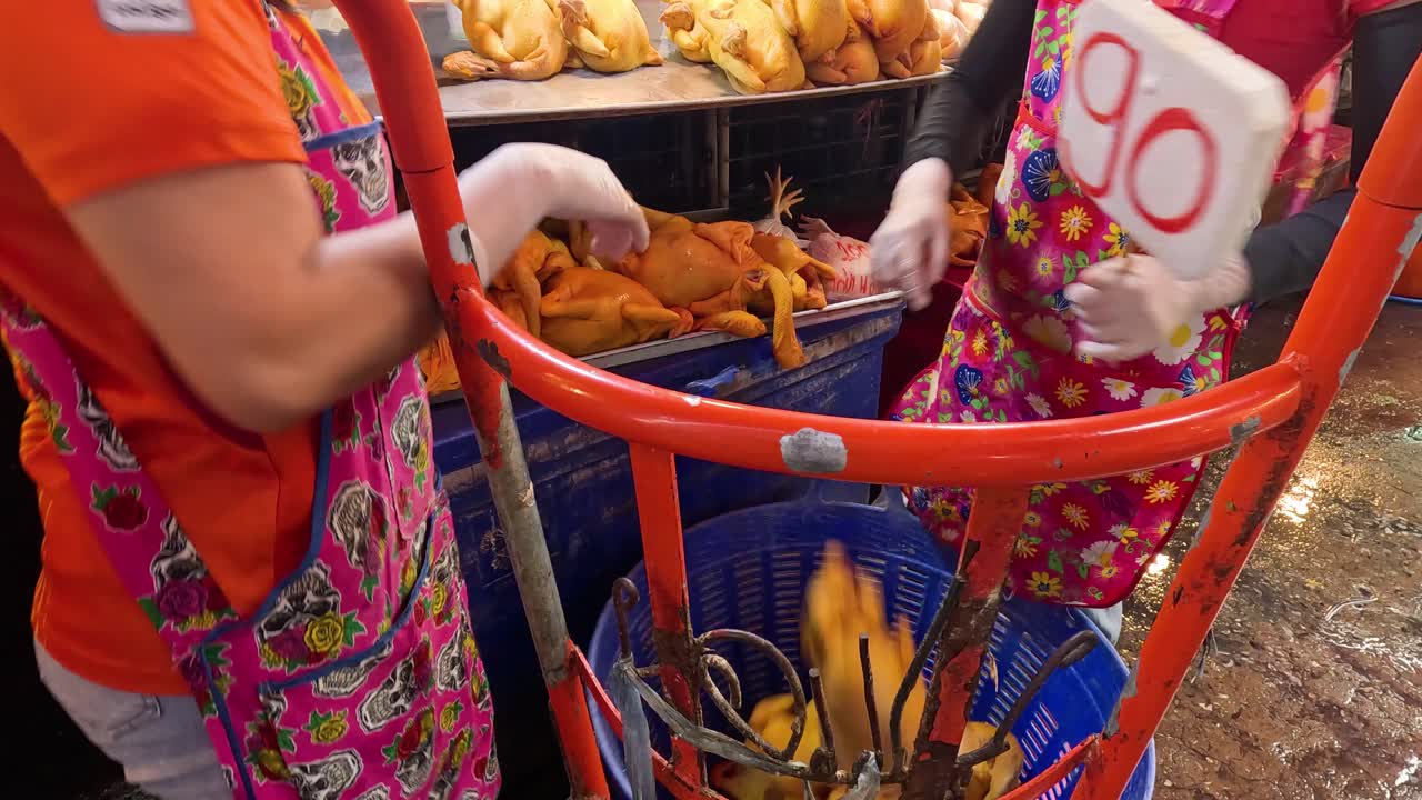 personas manejando pollos en un mercado bullicioso