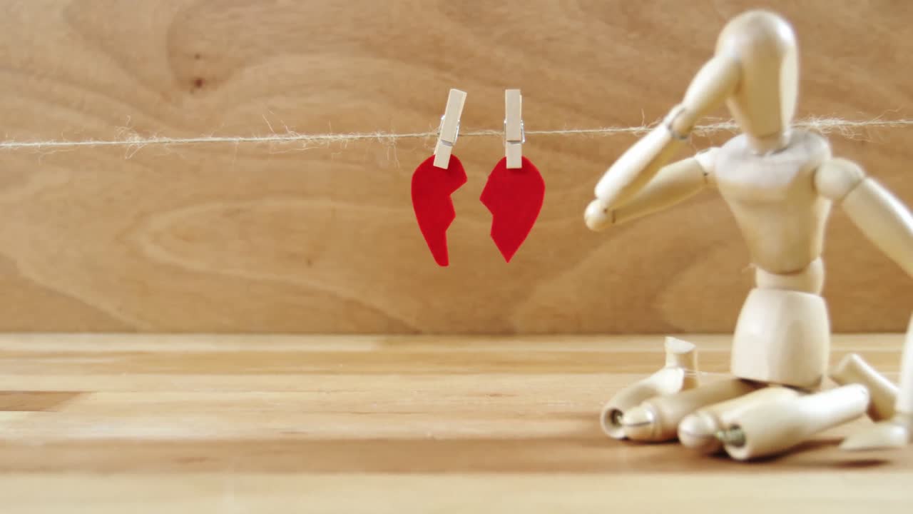 깨진 마음 앞에 무 ⁇ 을  ⁇ 고 있는 동상