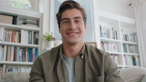 hombre joven atractivo teniendo video chat usando cámara web en casa charlando compartiendo estilo de vida disfrutando de la comunicación en línea en pantalla horizontal 4k metraje