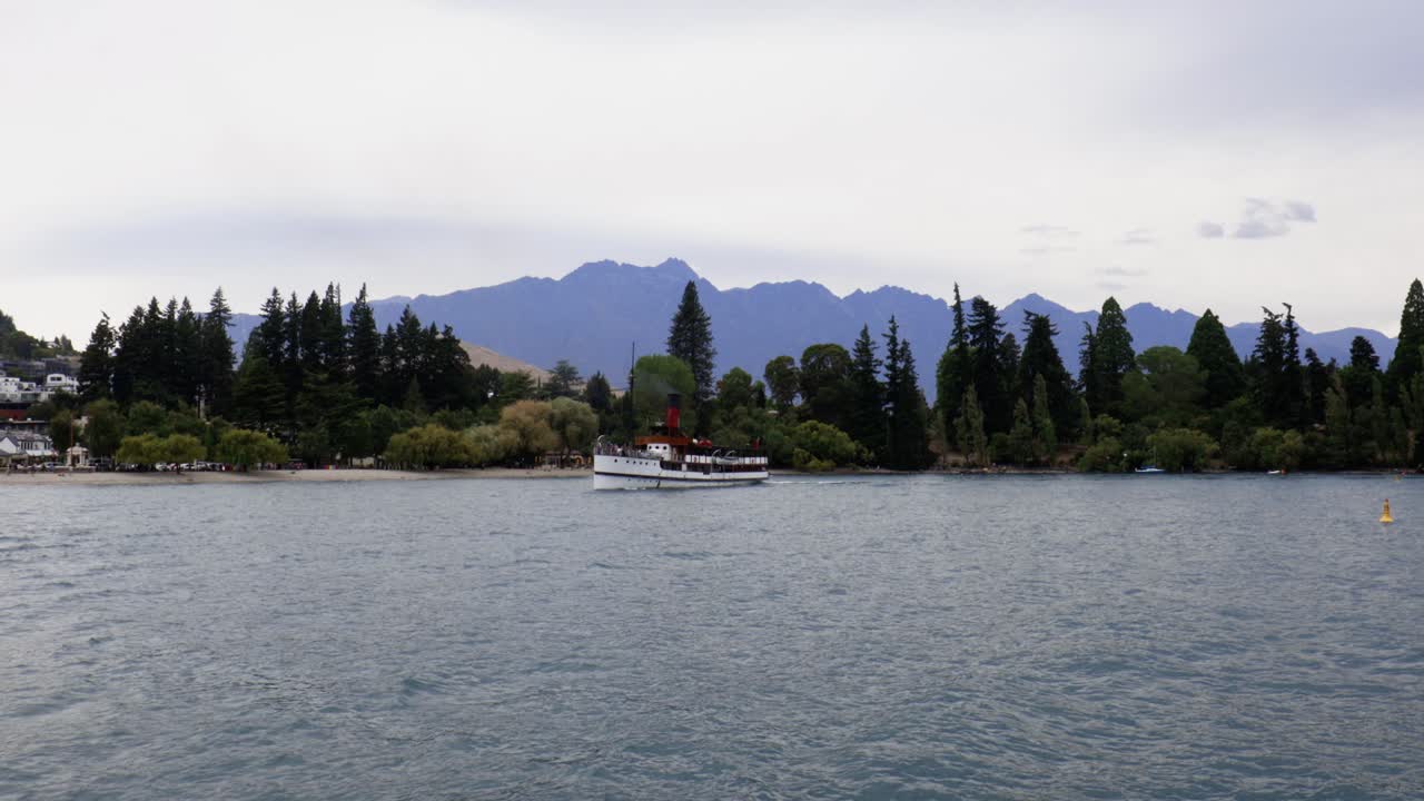 toma amplia del famoso barco tss earslaw navegando hacia el puerto en el lago wakatipu, queenstown otago, nueva zelanda