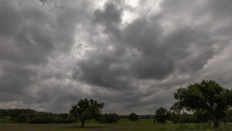 Zeitraffer-Der-Wolken-über-Einer-Ländlichen-Weide-Während-Der-Totalen-Sonnenfinsternis-Am-8.-April-2024