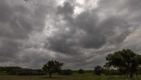 timelapse van wolken over een landelijke weide tijdens de totale zonsverduistering van 8 april 2024