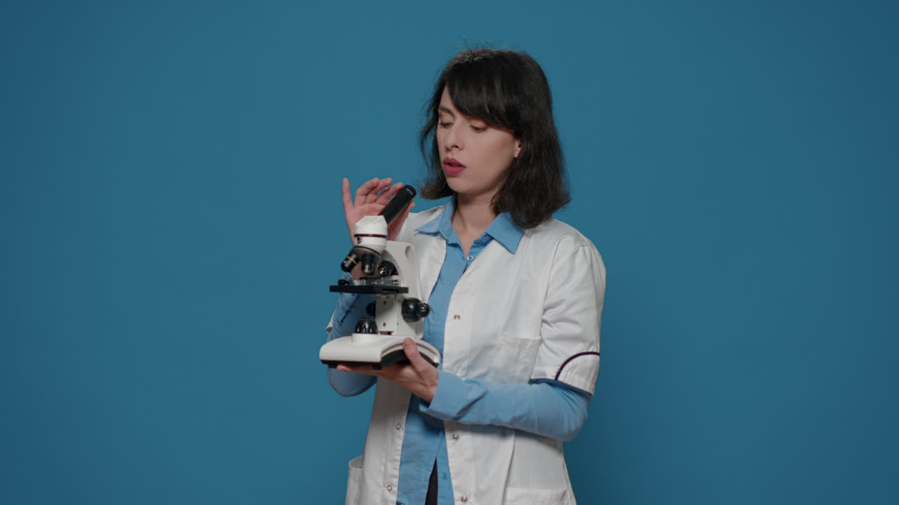 虫眼鏡を使って顕微鏡を使う化学研究者