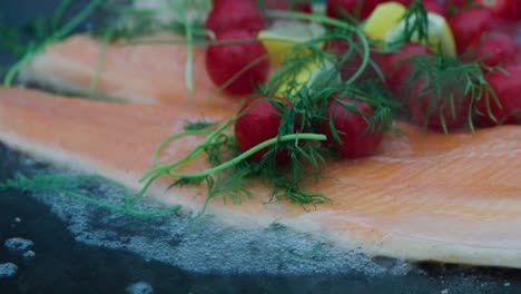 cooking salmon with tomatoes, lemon and dill