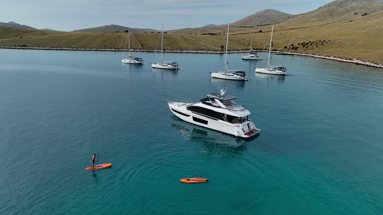 Turisti su tavole da SUP e barche nella baia delle Isole Kornati VISTA AEREA