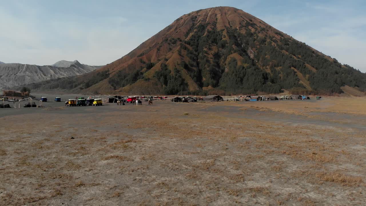 Núi lửa phun trào với những chiếc xe jeep, Đông Java, Indonesia
