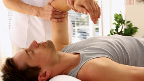 una mujer en terapia de reiki.