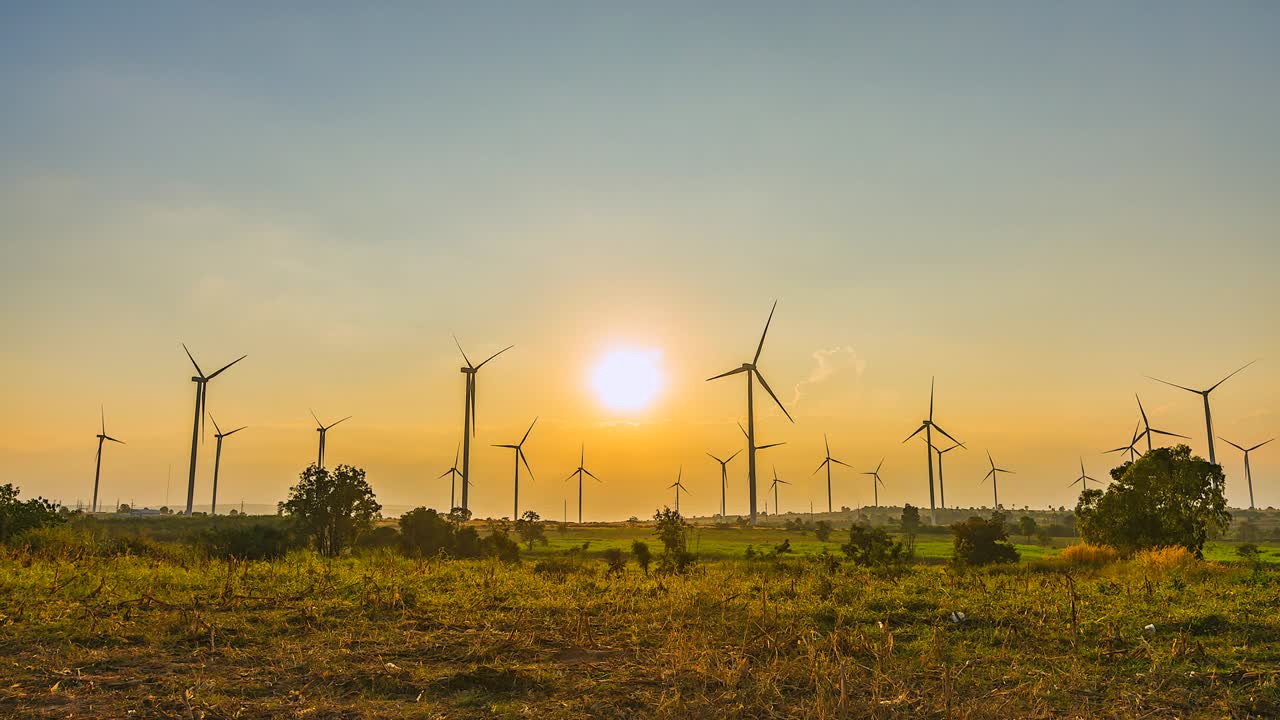 Vista 4K em time-lapse de turbinas eólicas com pôr do sol
