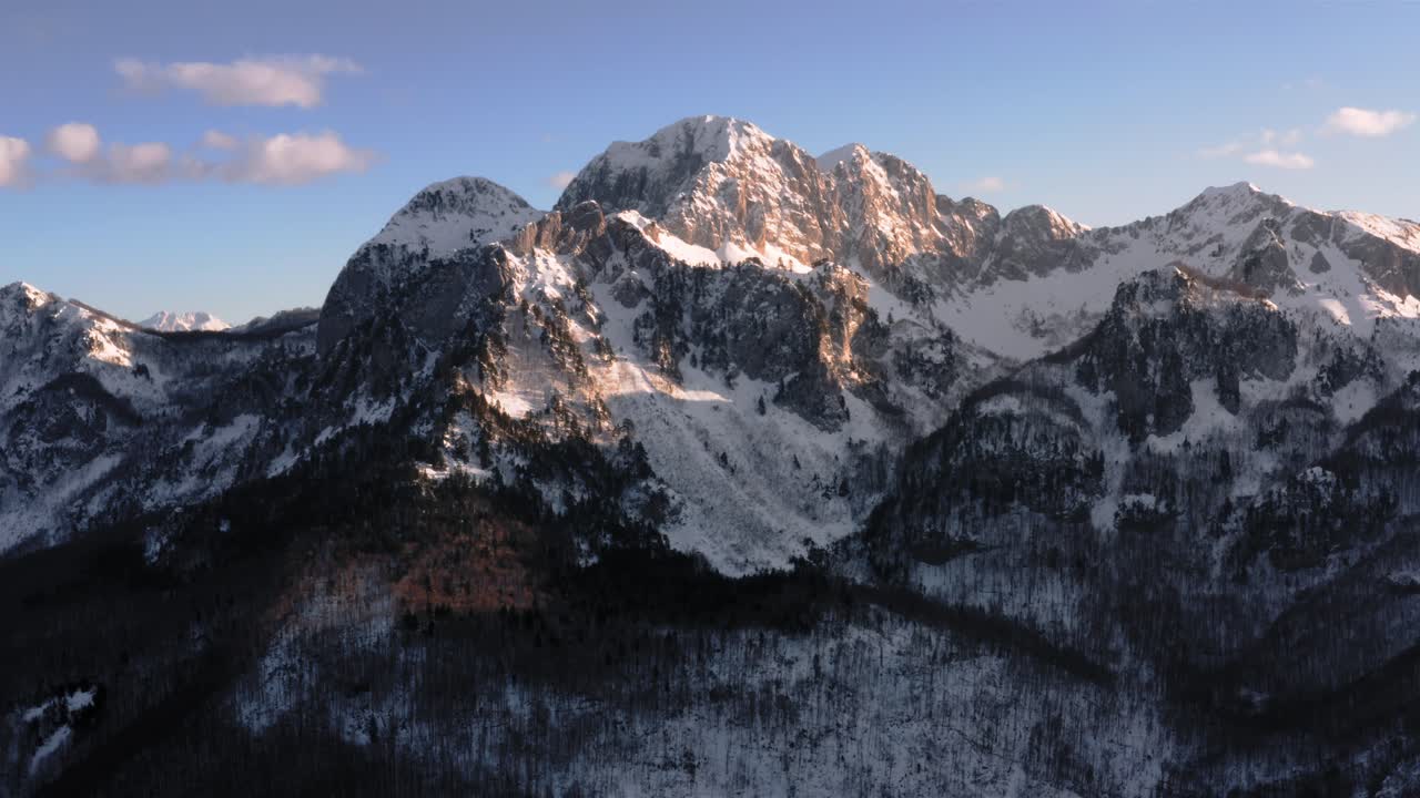 FLYGBILD – Episk vy av en vacker snöig vinter i bergen, Kolasin, Montenegro, åkning framåt