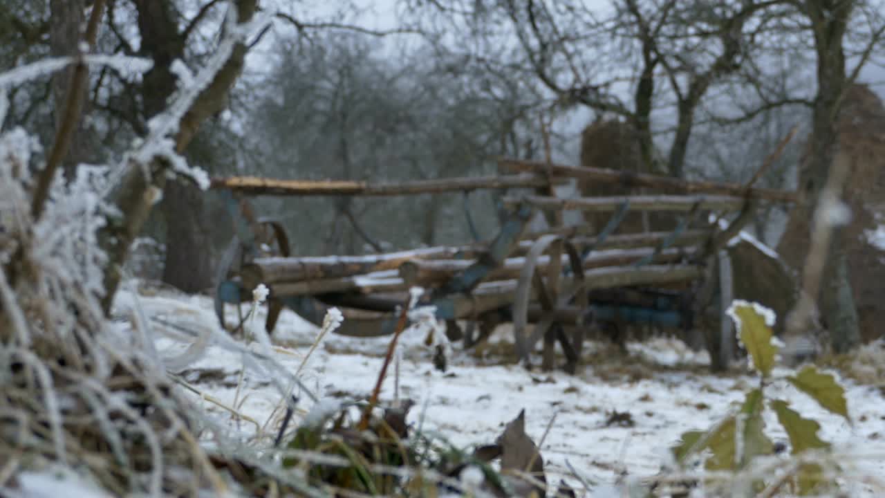 древняя тележка на открытом воздухе в снегу