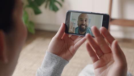 Mujer-Joven-Que-Usa-Un-Teléfono-Inteligente-Y-Tiene-Video-Chat-Con-Su-Novio-Sordo-Comunicándose-Usando-Gestos-Con-Las-Manos-En-Lenguaje-De-Señas-Disfrutando-De-La-Comunicación-En-Línea