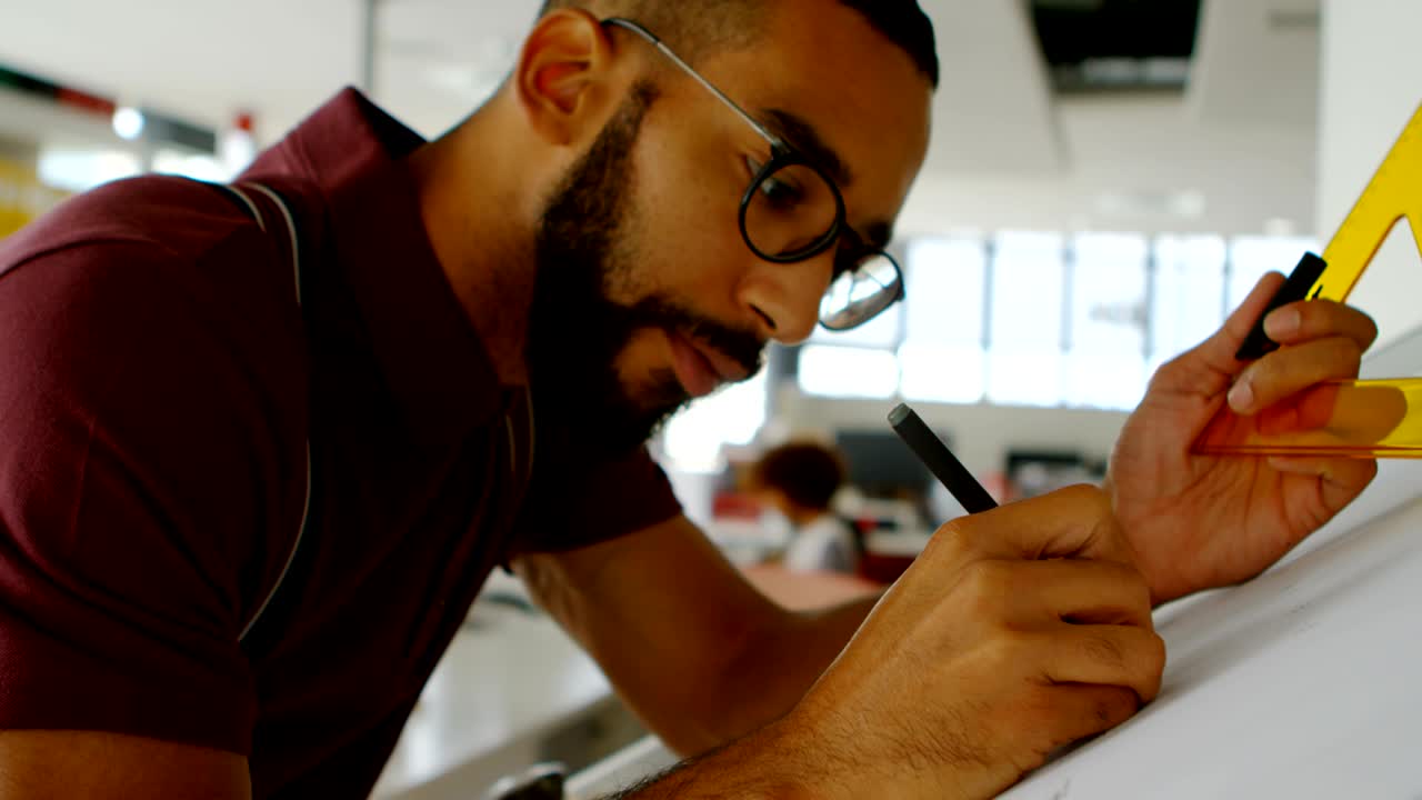 Architetto uomo che lavora in ufficio 4k