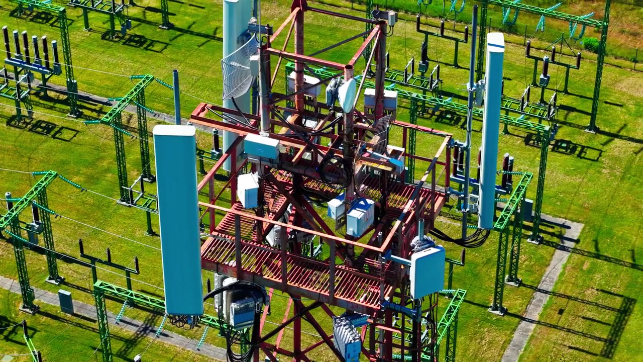 Dron se otáčí doleva, věž mobilní komunikace, elektrická rozvodna, Garkalne.