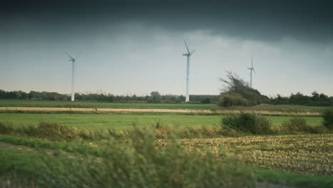 windkraftanlagen auf dem grünen üppigen feld