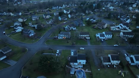 luxuoso barrio de los suburbios estadounidenses al anochecer en invierno