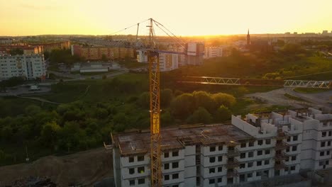 aerial del sitio de construcción y las grúas al atardecer