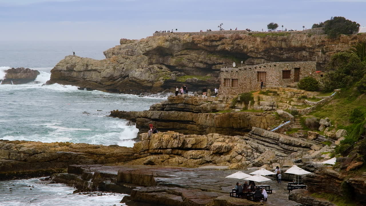 acantilados marinos y espectacular costa del histórico puerto viejo en hermanus