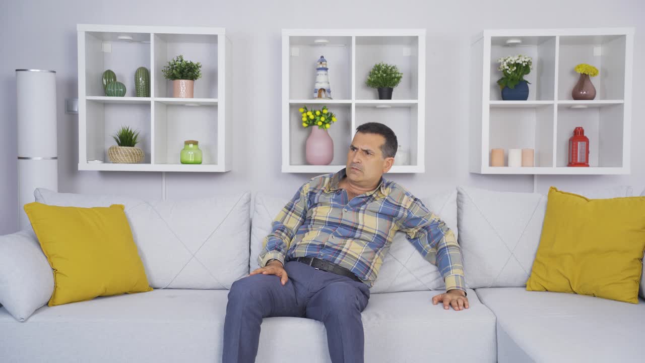 그의 주변을 의심하는  ⁇ 은이.