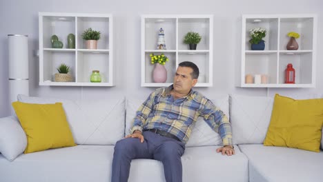 el anciano que duda de su entorno.