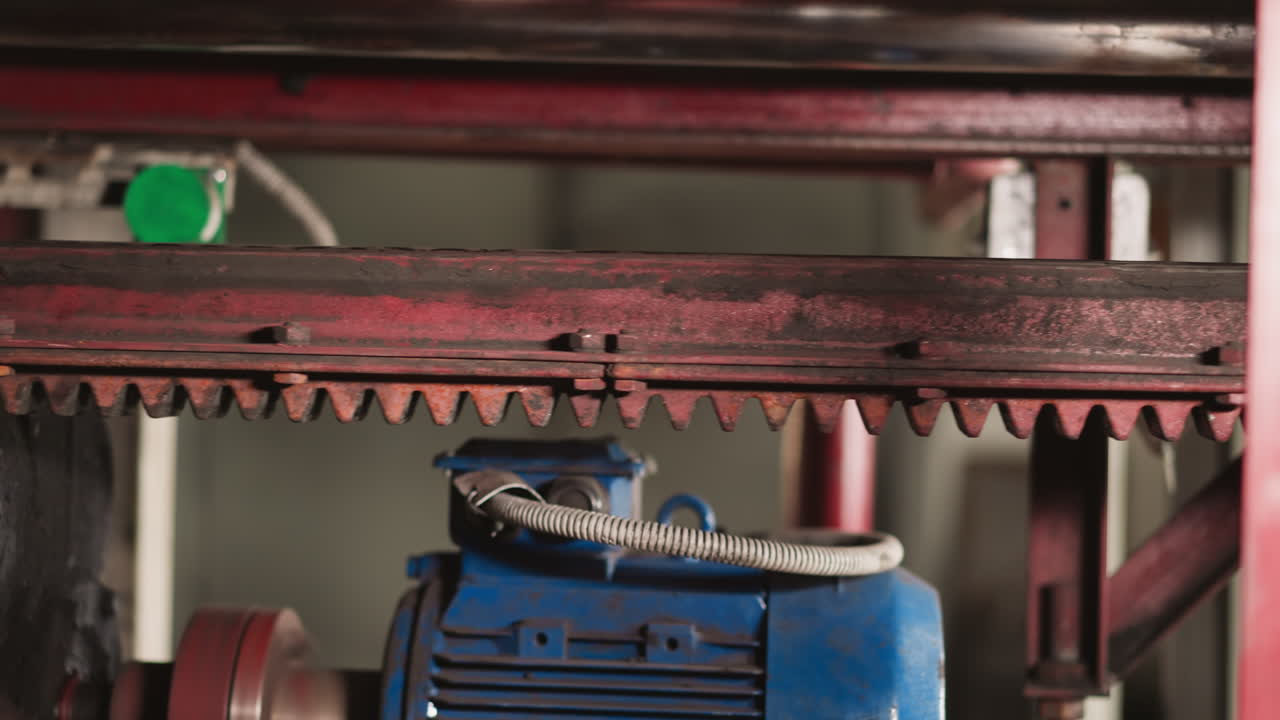 sistema di sollevamento a vuoto con pompa d'aria nell'officina dell'impianto