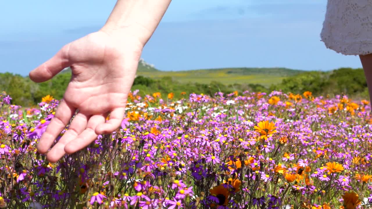 꽃을 가지고 노는 소녀의 클로즈업
