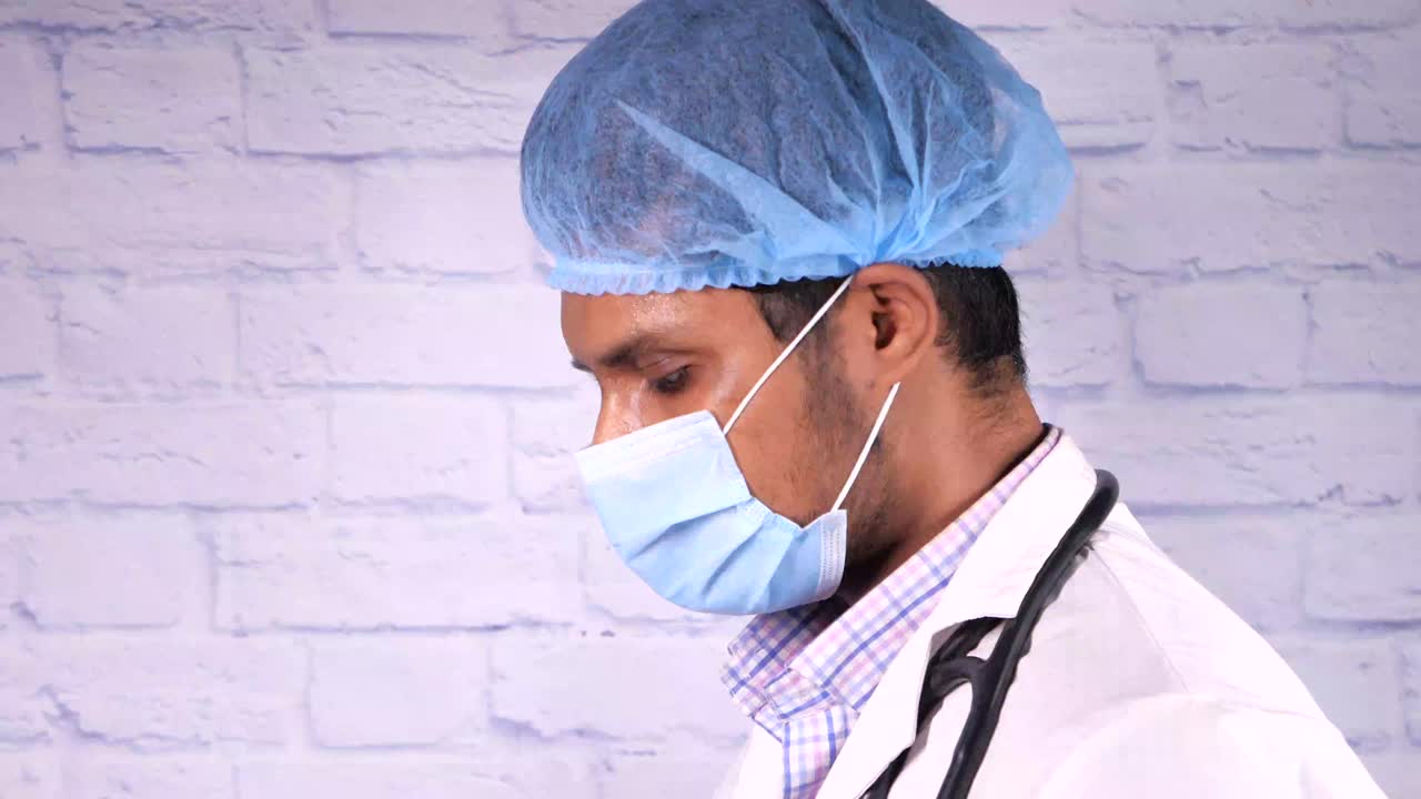 médico con equipo de protección