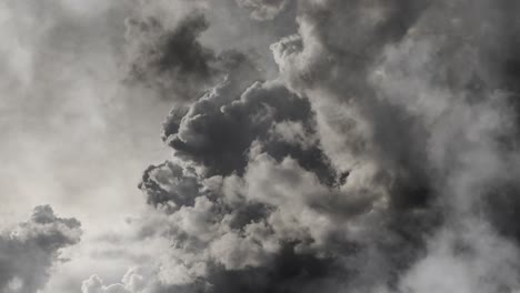 Ein-Gewitter,-Das-An-Einem-Dunklen-Himmel-Ausbrach,-Der-Mit-Dicken,-Dunklen-Kumulonimbuswolken-Gefüllt-War