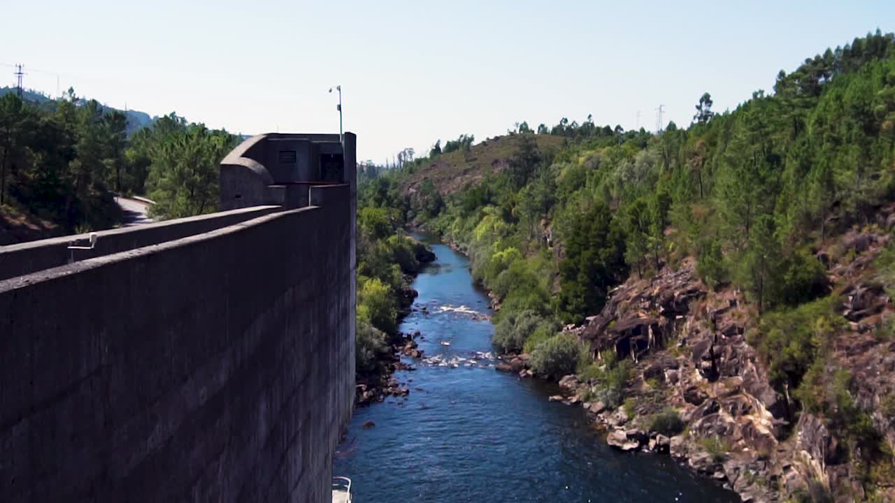 desde lo alto de una presa, hasta el río