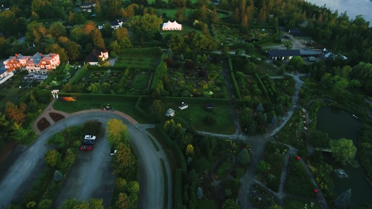 jardín espectacular y paisajismo en una propiedad frente al océano con árboles verdes y flores exuberantes
